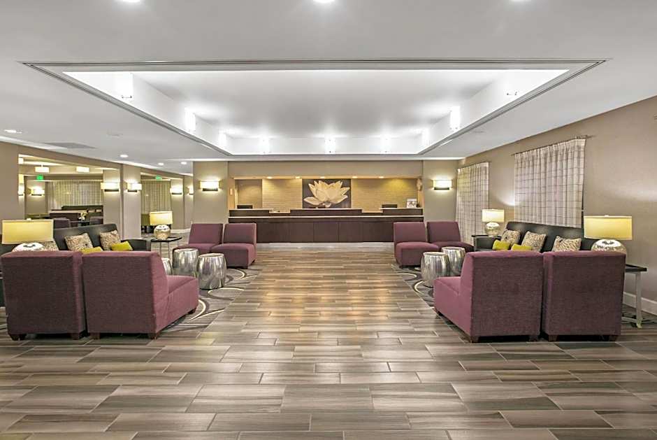 La Quinta Inn & Suites by Wyndham DFW Airport South/Irving