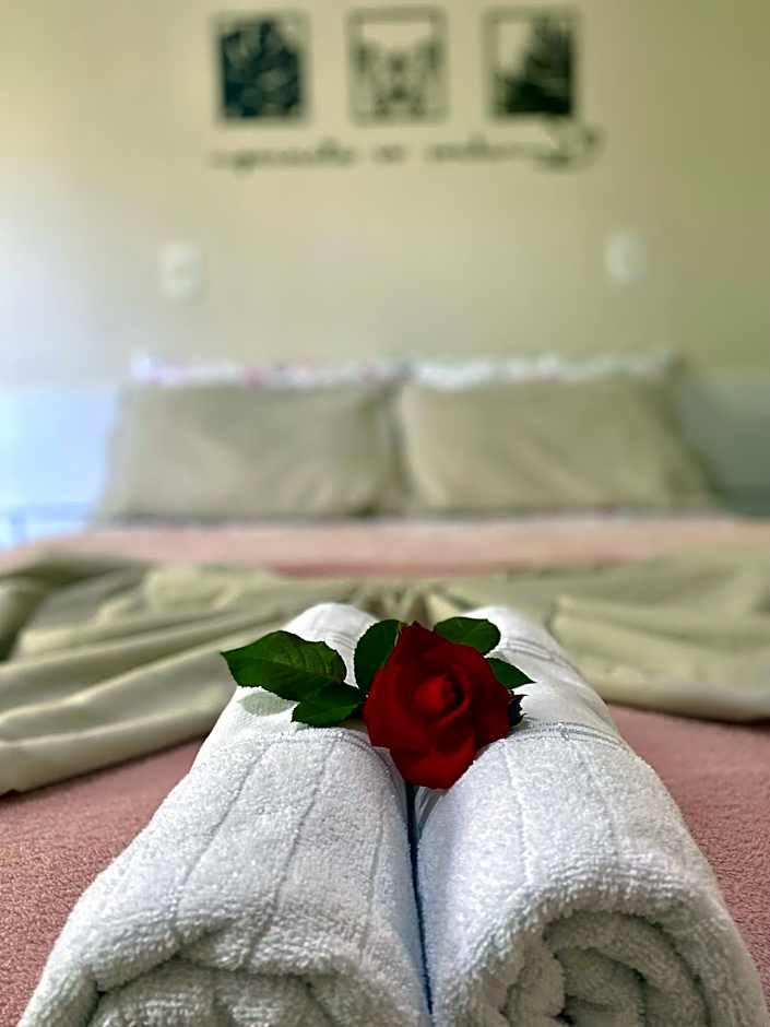 Ambiente ideal para famílias, casa conjulgada com Wi-Fi rápido, cozinha exclusiva e equipada, varanda com churrasqueira - A apenas 1 km da praia e 5 km da charmosa Praia da Vila