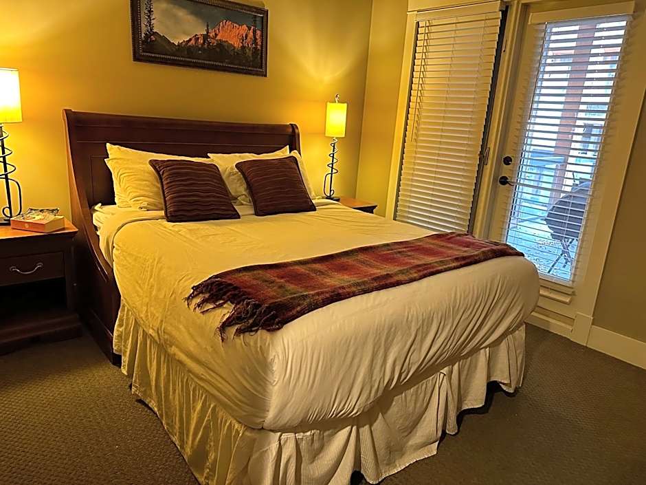 Solara Escape - 2BR Retreat with Pool - Hot Tub - Gym - Spa