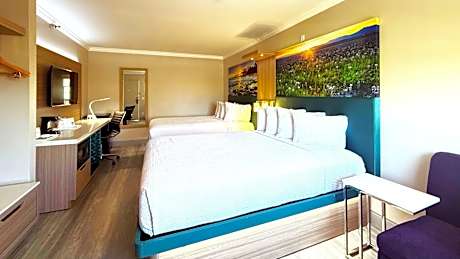 Queen Room with Two Queen Beds - Smoking