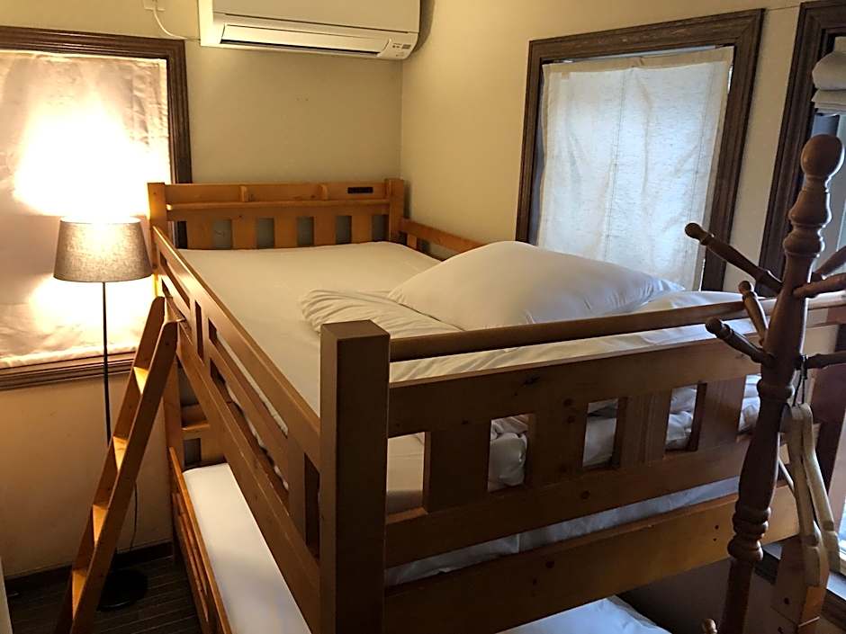 Iza Kamakura Guest House And Bar