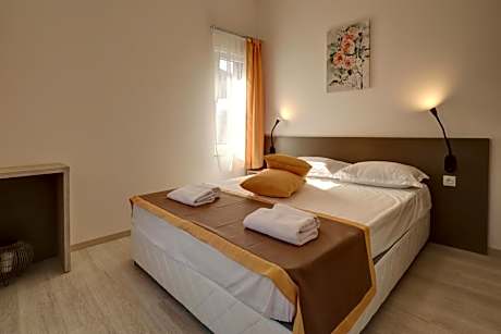 One-Bedroom Apartment with Kitchenette