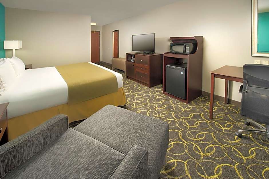 Holiday Inn Express & Suites DFW Airport - Grapevine By IHG