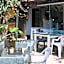 Mantis and Moon Backpackers and Surf Hostel