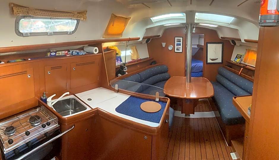 Le Voilier dans la baie des Saintes