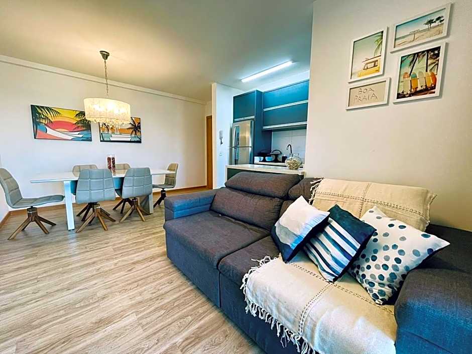 Apto 6º andar, 200m praia, 15min Beto Carrero, 2 quartos, sacada com churrasqueira