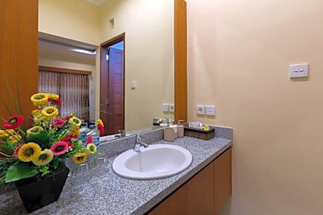 Suite with Pool View