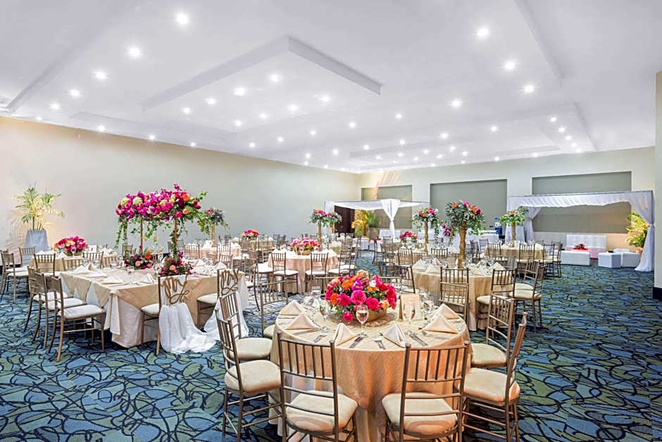 Wyndham Guayaquil, Puerto Santa Ana