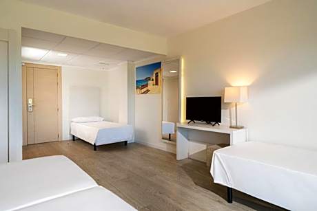 Family Room with Balcony (2 Adults + 2 Children)