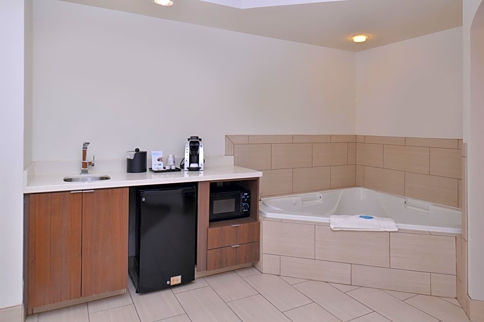 Holiday Inn Express and Suites New Orleans Airport, an IHG Hotel