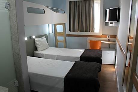 Standard Room With Three Single Beds