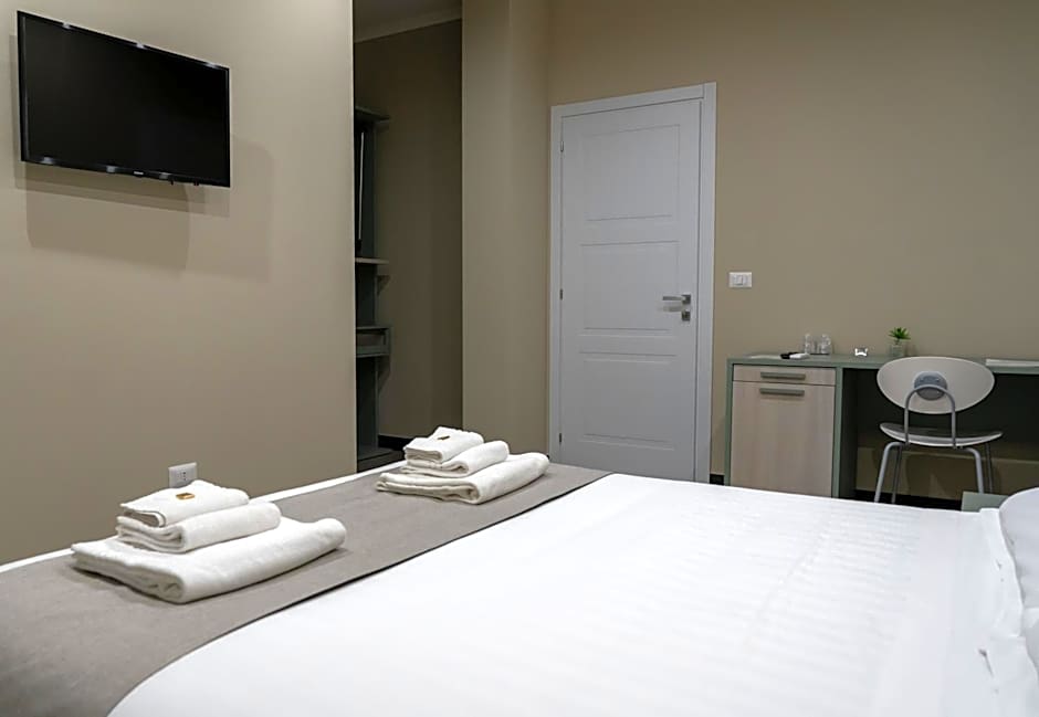 Skyline Rooms & Suites