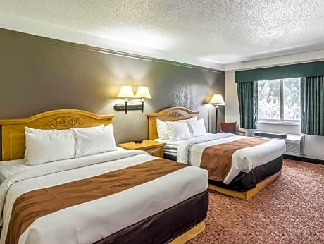 2 Queen Beds, Smoking