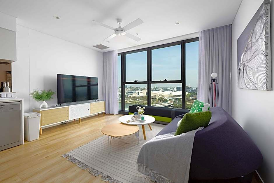 Luxury 1BR in Brisbane City River Firework View