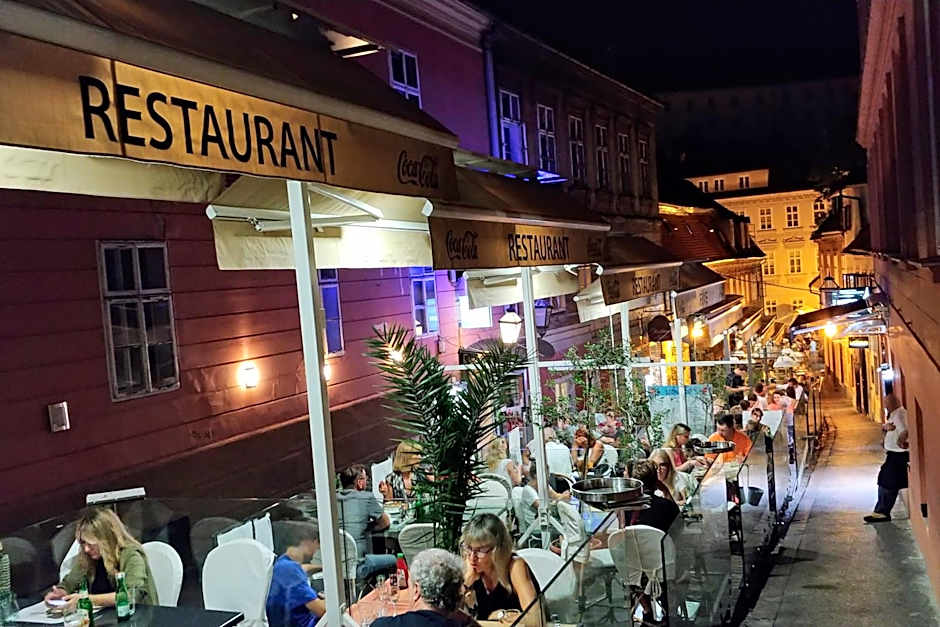 Lovecroatia Zagreb-'Paxnest' HOSTEL, No party! Cozy and quiet! Separated Men and women's Dormitory and Shower room! Indoor shoes provided! Lower beds with curtains for privacy! Maximum 4-5 beds per room! Fully prepared bed sheets! Have Laundry shop