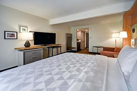 1 King 1 Bedroom Suite Mobil Access Tub