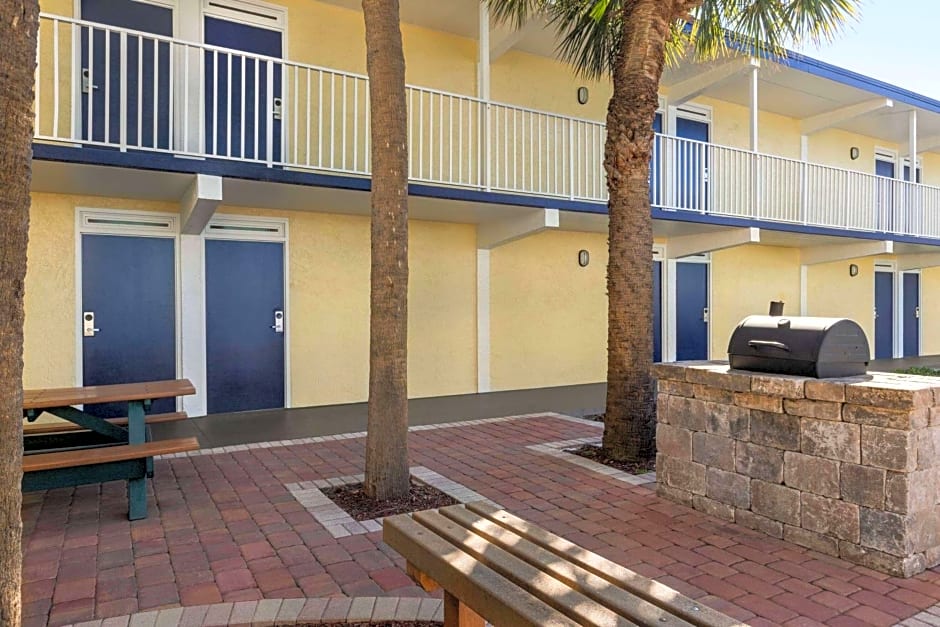 Days Inn by Wyndham Cocoa Beach Port Canaveral