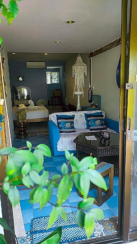 Baan Si Khao yanui