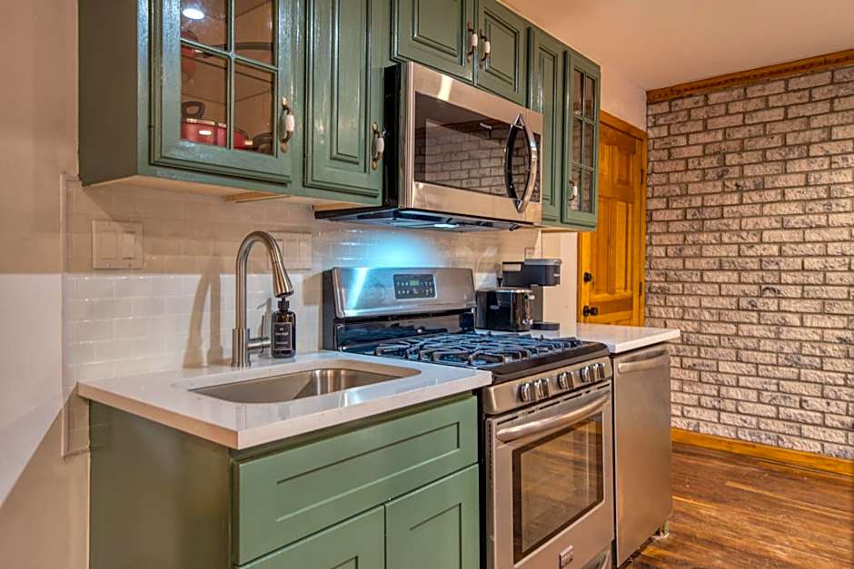 The Haüs Windham - Luxury Suites, Hot Tub, Mountain Views!