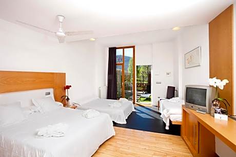 Family Room (2 Adults + 2 Children)