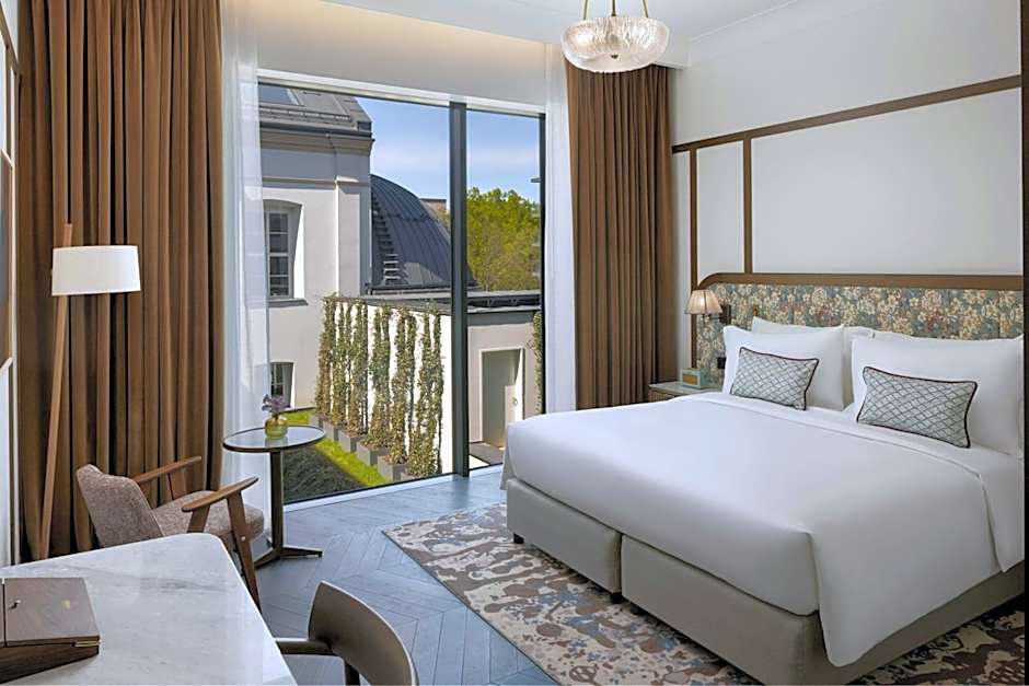 Stradom House, Autograph Collection