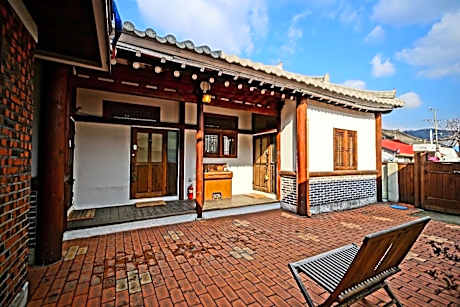 Jeonju Namugeuneul and Geunsoonae Chogajip