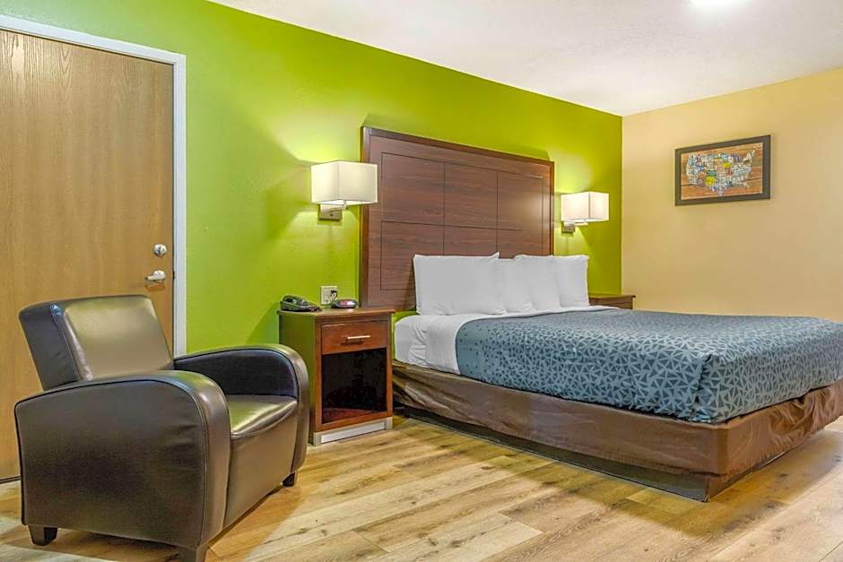 Econo Lodge West - Coors Blvd