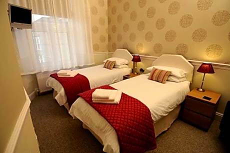 Twin Room with Ensuite Bathroom