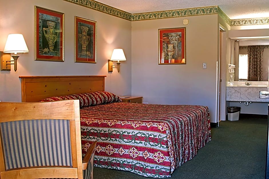 Days Inn & Suites by Wyndham Starkville