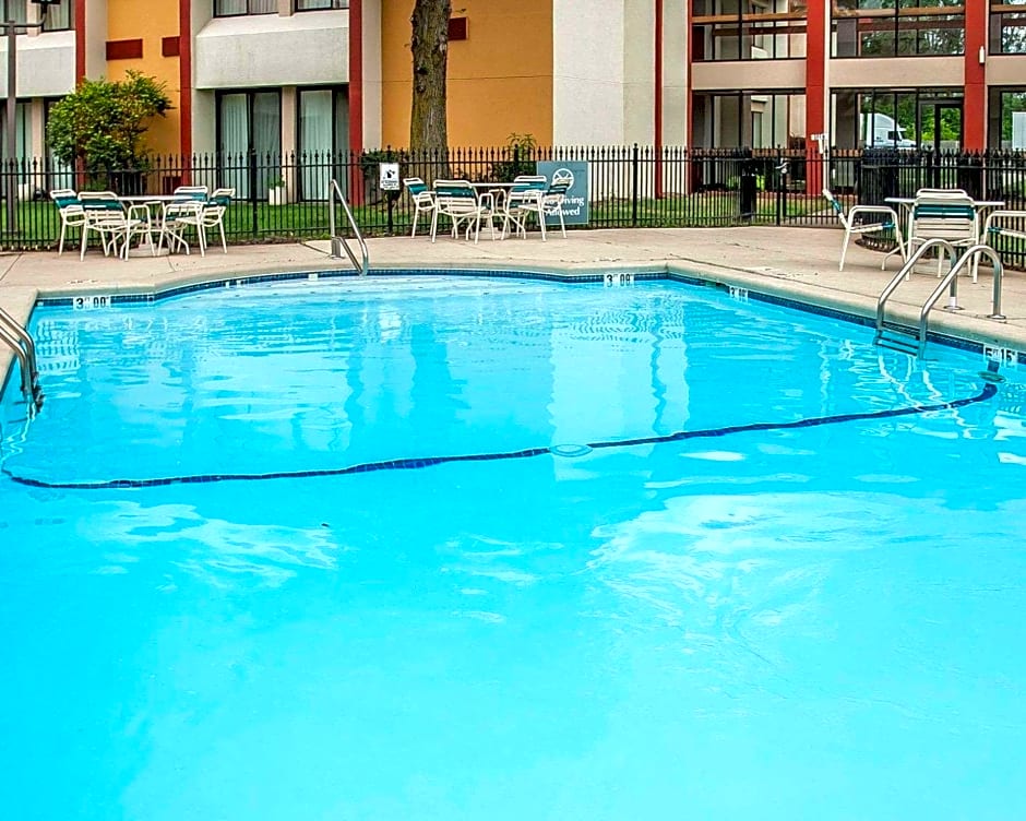 Quality Inn & Suites Kansas City I-435n Near Sports Complex