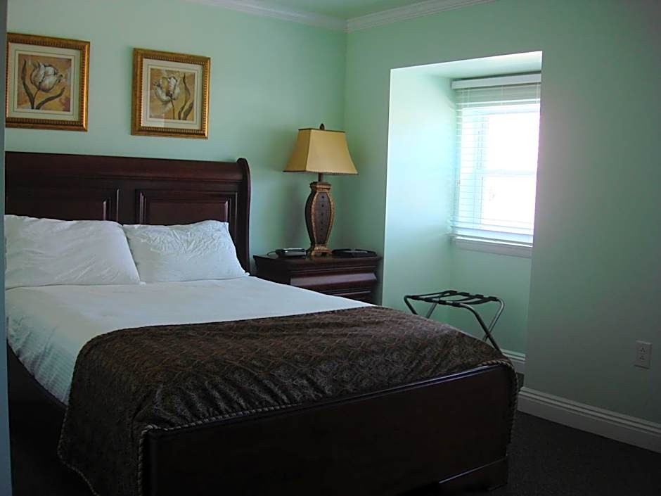 The City Hotel Bar & Grill