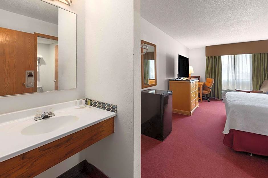 Travelodge by Wyndham Redwood Falls