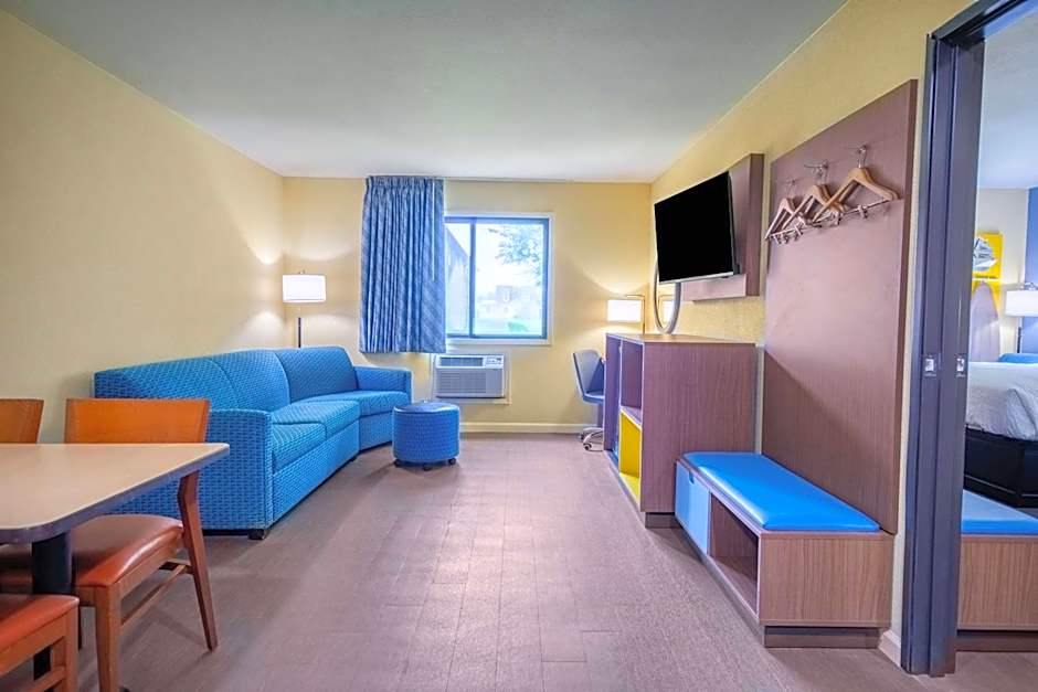 Days Inn & Suites by Wyndham Waterloo