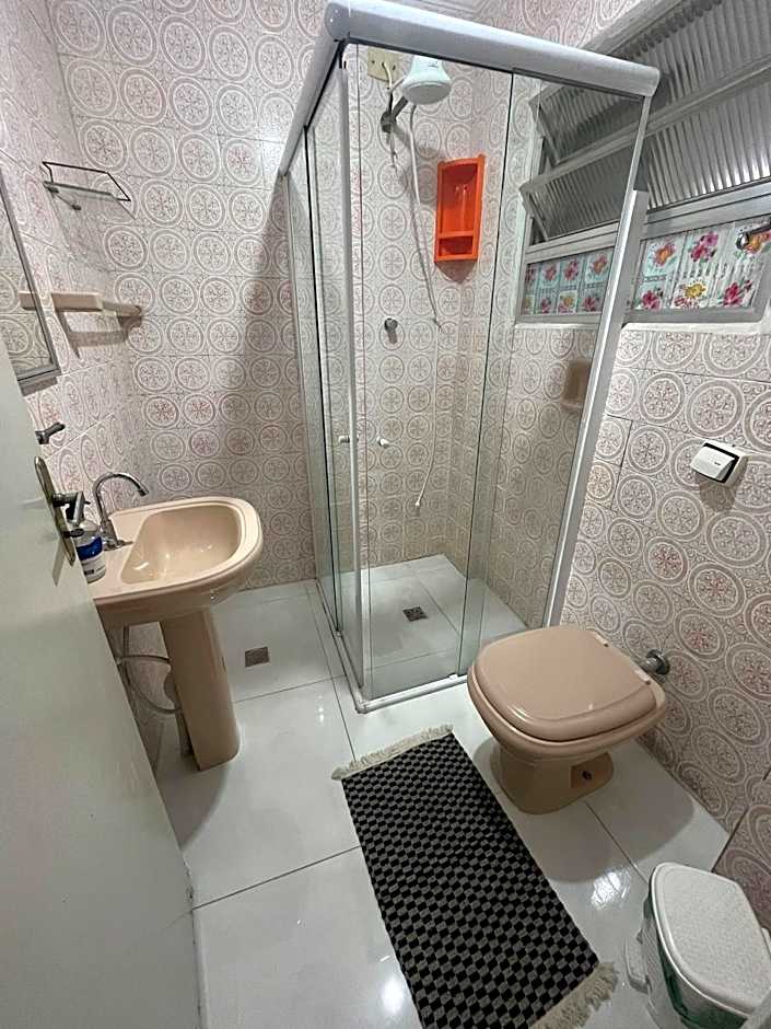 Pé na areia - 6 Hospedes Praia da Guilhermina- WI FI - Garagem- Quiosques e bares Supermercados ao lado