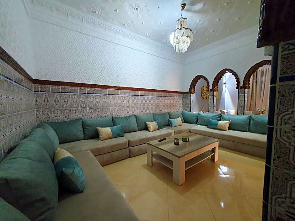 Fnideq Elegant, Familia, Bienestar y mercado