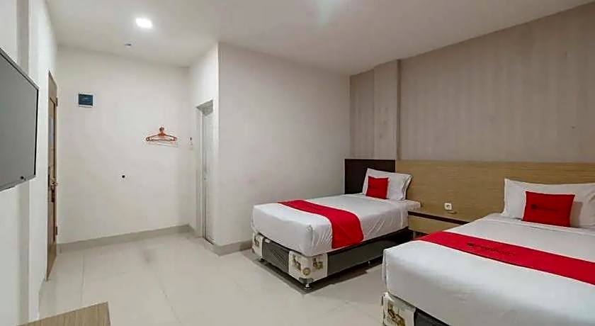 RedDoorz Plus @ Cemara Asri Medan