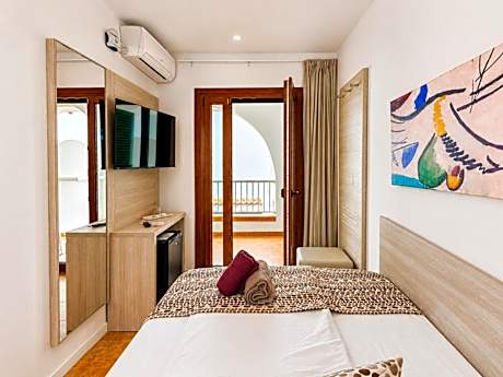 Single Room with Balcony& Street View