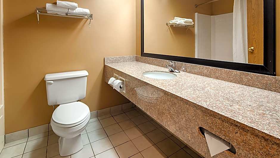 Photo 1 of 4 of 2 Queen Beds, Mobility Accessible, Bathtub
