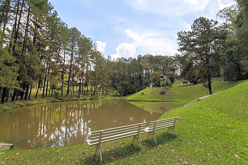 Sítio com piscina, área arborizada e lazer