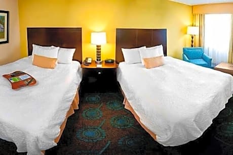 2 Queen Beds With Microwave / Fridge - Non Sm