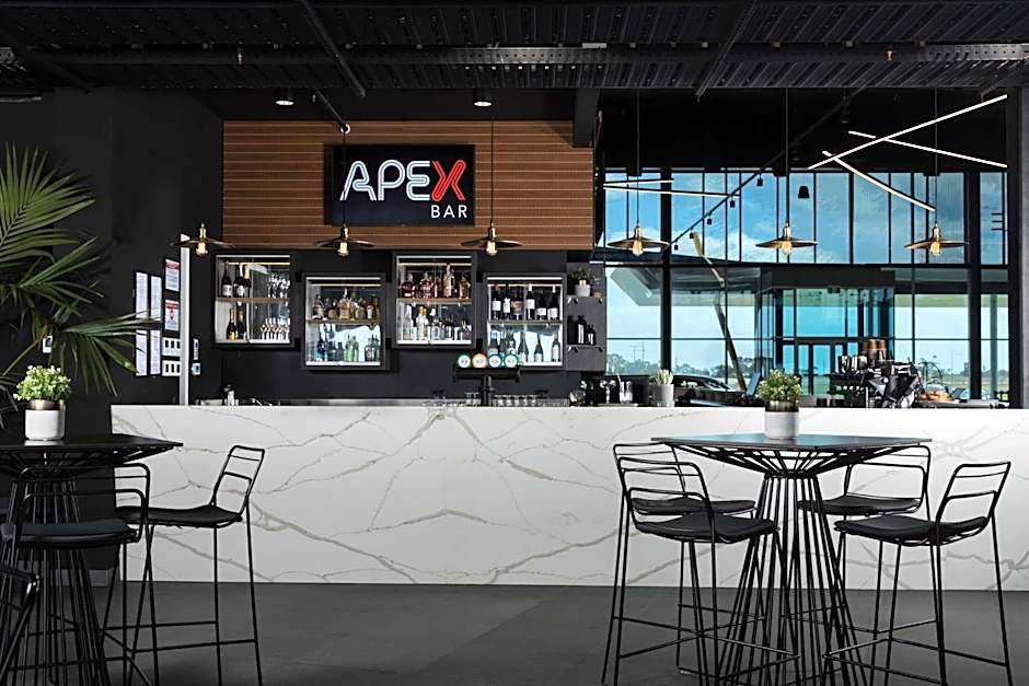 Rydges Pit Lane
