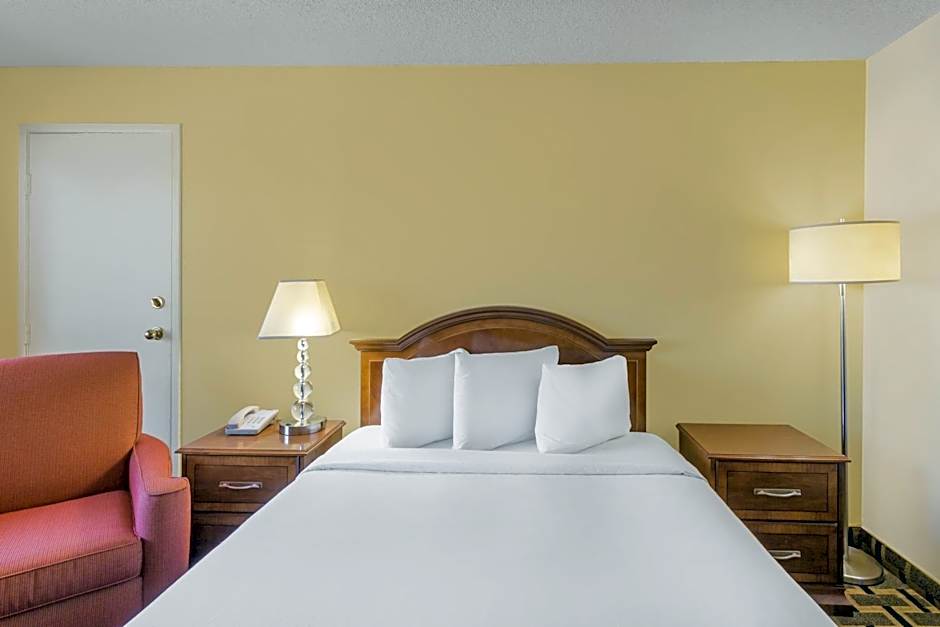 Photo 1 of 4 of 1 Queen Bed