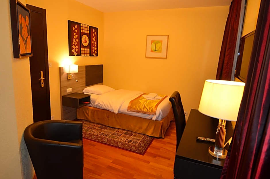 Photo 1 of 7 of Single Room