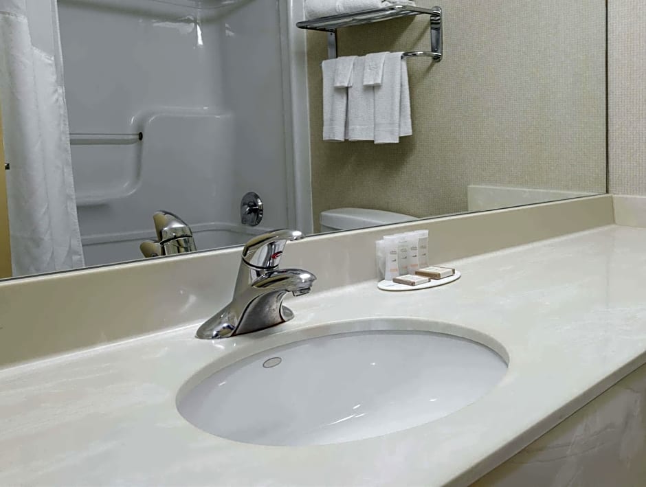 Howard Johnson by Wyndham Toronto Downtown West