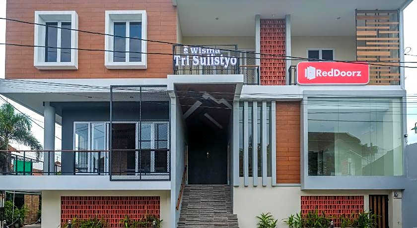 RedDoorz Plus near UMS Solo 2