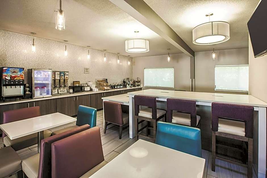 La Quinta Inn & Suites by Wyndham Indianapolis North At Pyramids
