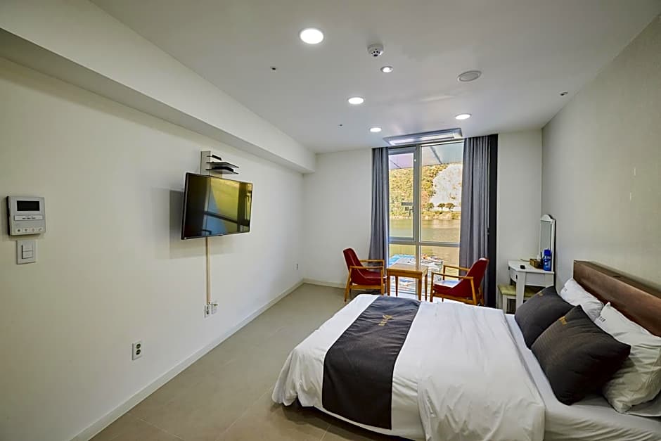 Crest72 Hotel