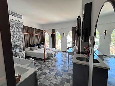 Studio with Spa Bath