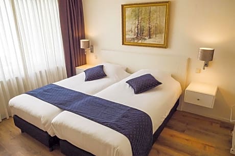Twin Room with Bath Tub and Shower - Disability Access