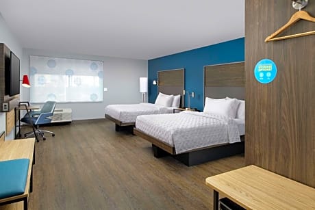 Queen Room with Two Queen Beds and Accessible Tub - Mobility Access